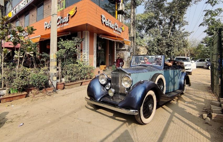 Gurugram keeps Valentines date with vintage cars while spreading vaccination awareness