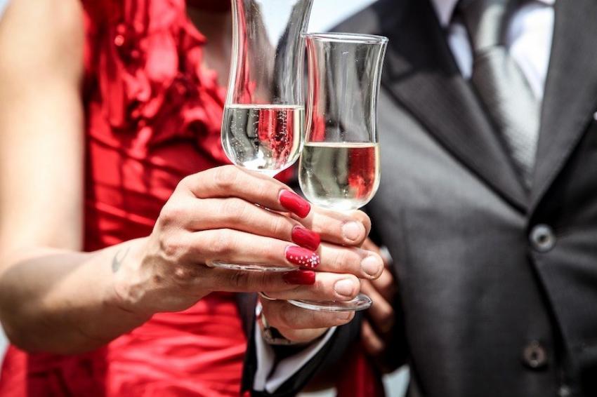V-Day Treats: Take your pick from fun get togethers to private dining to home deliveries in Kolkata V-Day Treats: Take your pick from fun get togethers to private dining to home deliveries in Kolkata