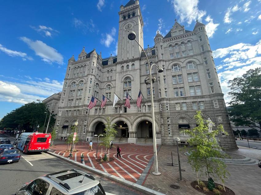 Image: Explore Washington DC from the upper deck of hop-on-hop-off tour of Big Bus. 