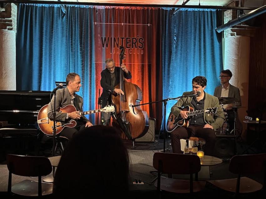 Andy Brown on guitar, Andy Pratt on vocal and guitar, Denis Luxion on piano, and Phil Gratteau on drums turned the small venue into some classy jazz hotspot. Photo by the author.