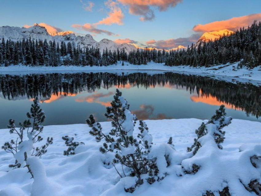 Winter sunrise on Lake Palù in Lombardy