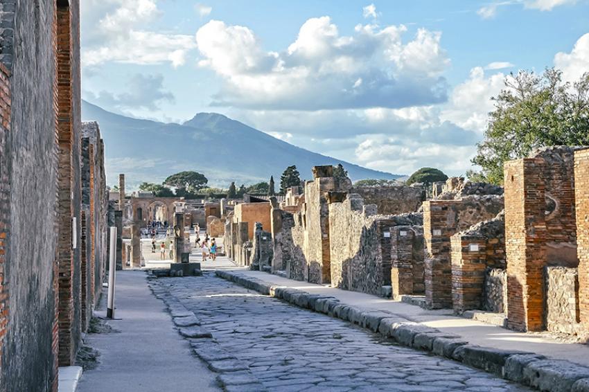 Pompeii: Lying under the ashes Pompeii: Lying under the ashes