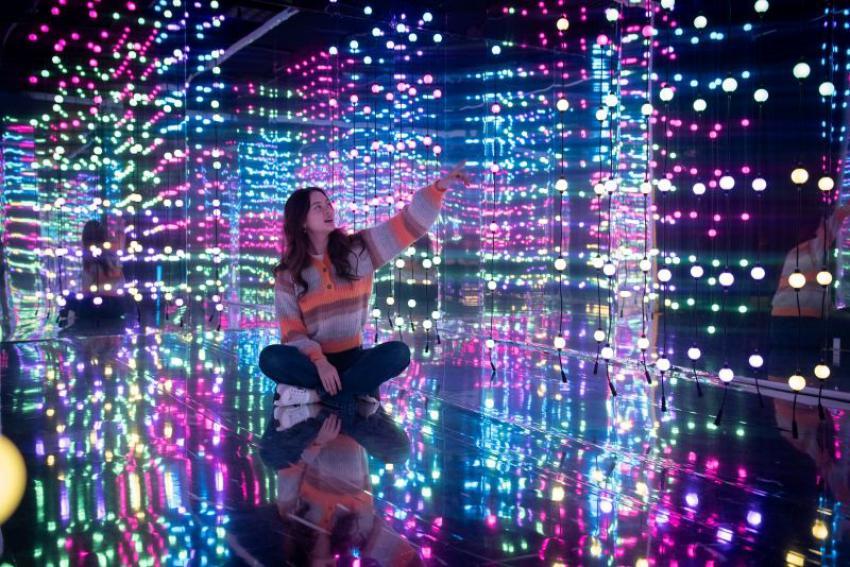 A room inside Dopamine Land with neon lights and virtual effects. Photo: Dopamine Land FB