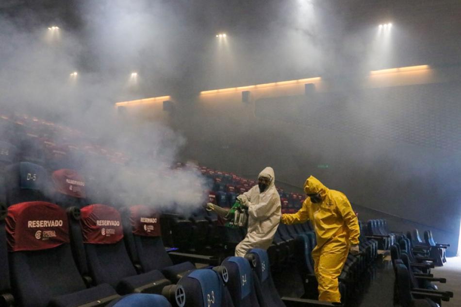 Images of the Day:Workers sanitize movie hall in Mexico City