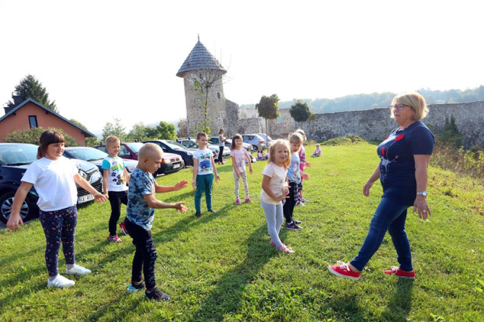 Images of the Day:First-grade students attend an outdoor PE class in Barilovic