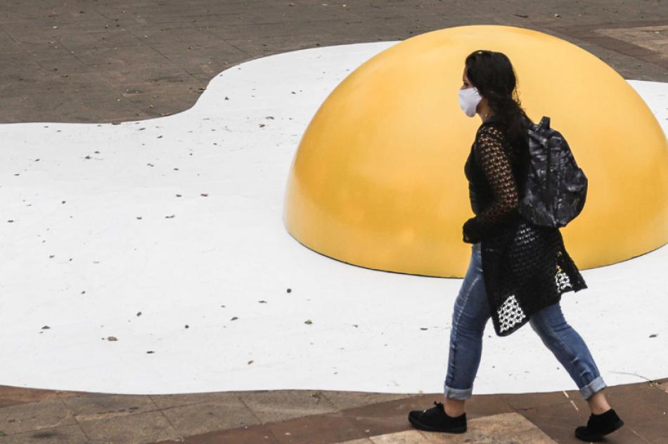 Images of the Day:Pedestrian wearing mask walks by artwork in Sao Paolo