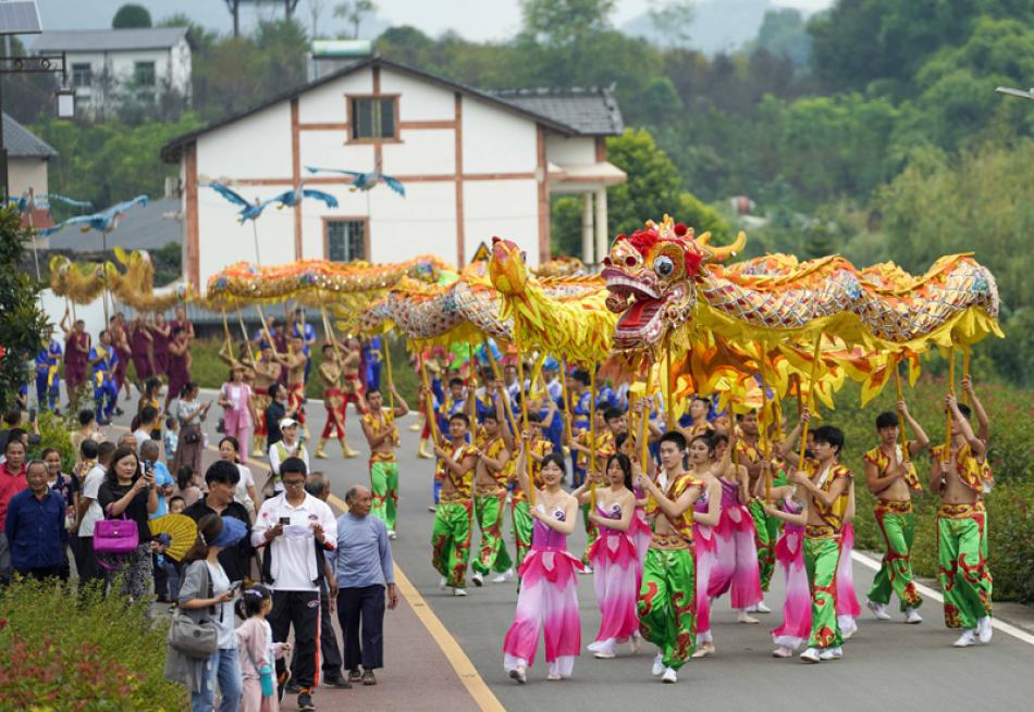 Images of the Day:Dragon dance to celebrate upcomi ...