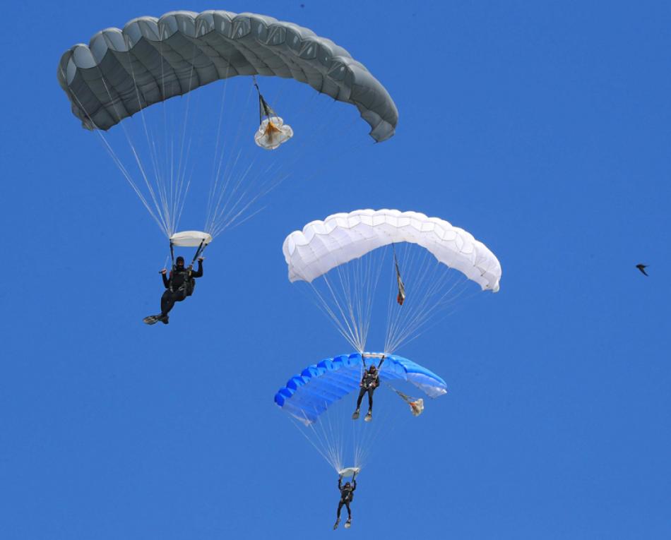 Images of the Day:Belarusian paratroopers perform on Paratroopers' Day