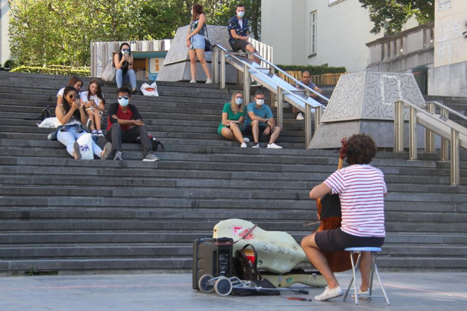 Images of the Day: Entertainment on street of Brussels