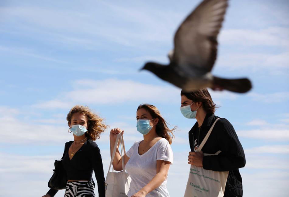 Images of the Day:A glimpse of people wearing masks on Trocadero Place near Eiffel Tower in Paris