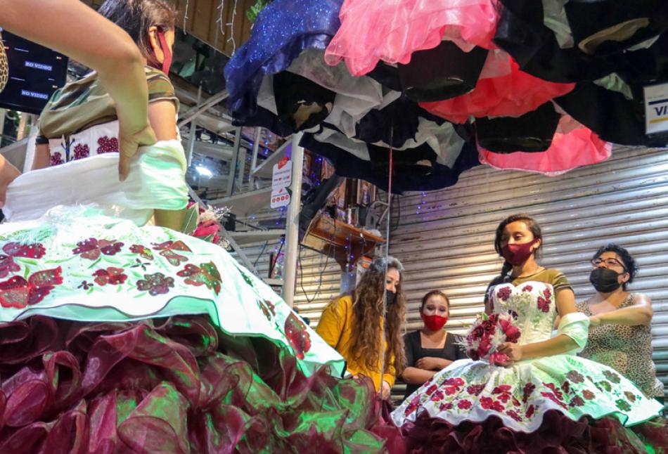 Images of the Day:People with masks shop in a store in Mexico City