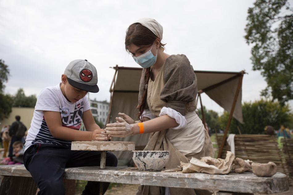 Images of the Day:A staff member helps a young visitor with pottery at a cultural event on 873rd Moscow City Day