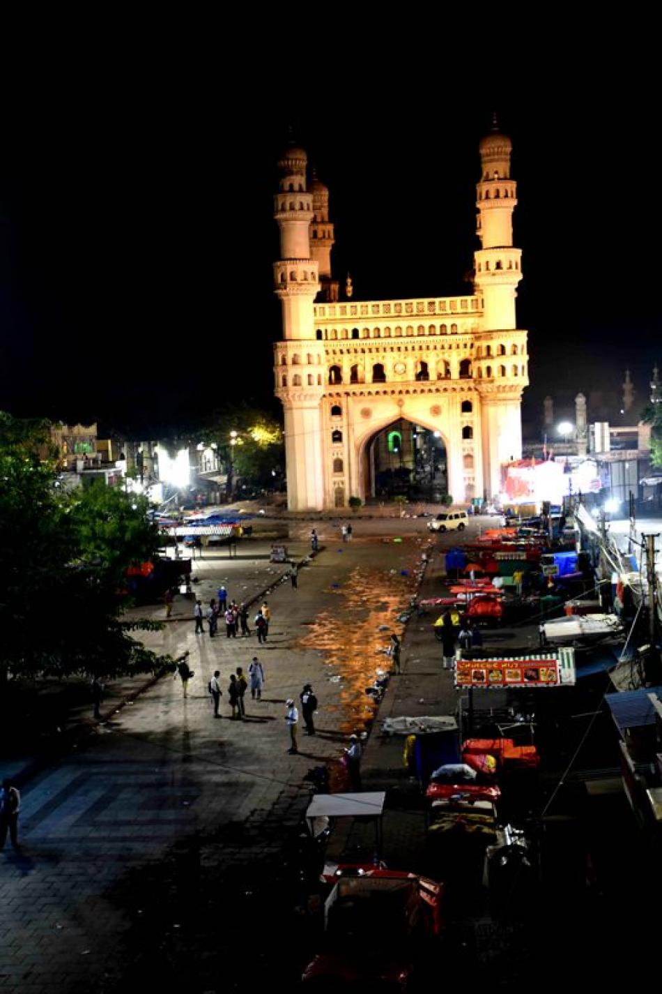 Can we go to charminar at night?
