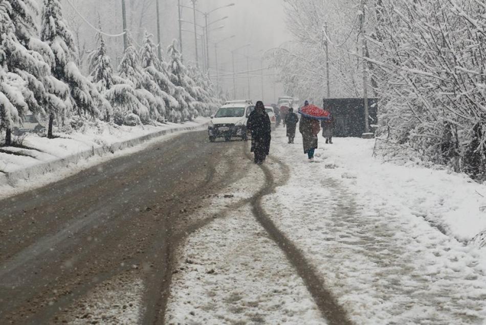 Images of the Day : Fresh snowfall covers surroundings of Kashmir's Baramulla