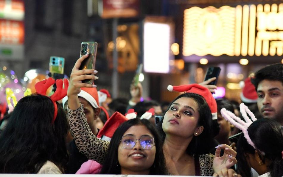 Kolkata celebrates Christmas as revellers throng d ...