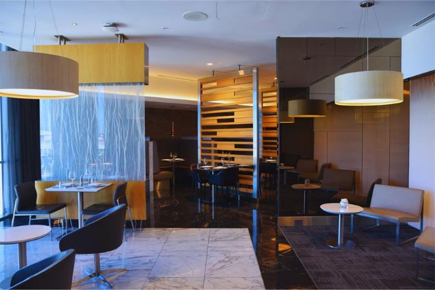 À la carte dining is available for eligible customers on qualifying itineraries.Photo: American Airlines