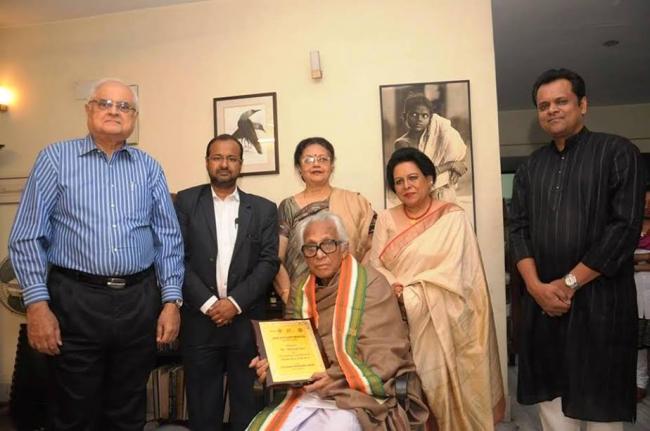 Rotary Club of Calcutta Metropolitan hands over award to Mrinal Sen, others Rotary Club of Calcutta Metropolitan hands over award to Mrinal Sen, others
