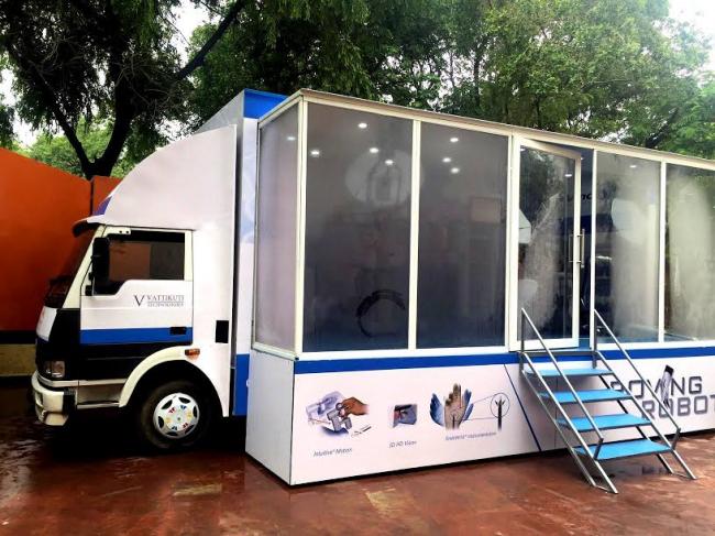 Roving da Vinci Surgical Robot on wheels to drive into smaller towns and cities Roving da Vinci Surgical Robot on wheels to drive into smaller towns and cities