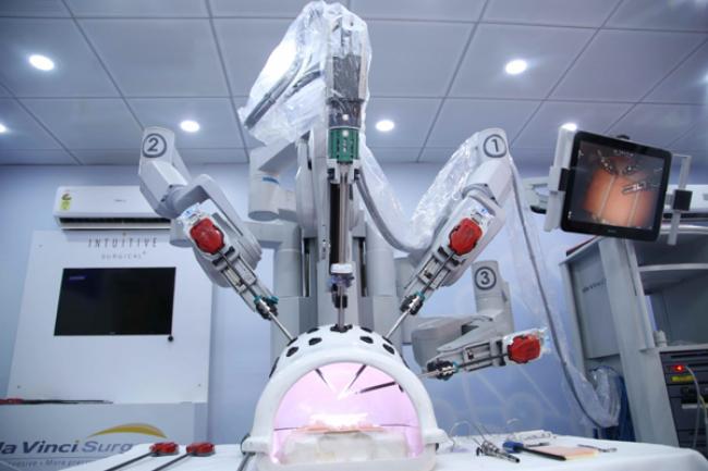 Bhopal Surgeons have a date with a Roving Robot Bhopal Surgeons have a date with a Roving Robot
