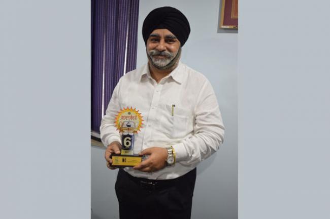 JIS Group MD Sardar Taranjit Singh receives Gurukul Awards in Life Time Achievement category JIS Group MD Sardar Taranjit Singh receives Gurukul Awards in Life Time Achievement category