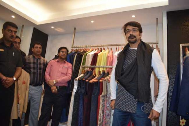 Tollywood star Prosenjit Chatterjee goes shopping at Sasya store, fashion partner for Mayurakshi Tollywood star Prosenjit Chatterjee goes shopping at Sasya store, fashion partner for Mayurakshi