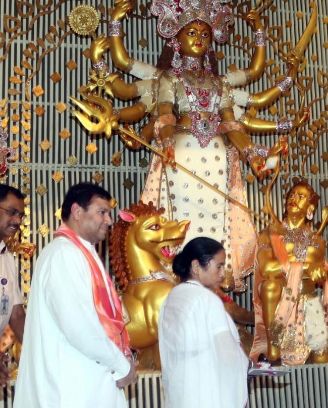 West Bengal CM Mamata Banerjee inaugurates `Panchajanya’ sailboat-themed Manicktala Chaltabagan Durga Puja