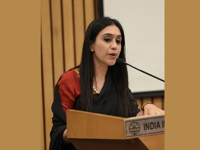 Apra Kuchhal, Honorary Convenor of Rajasthan & Central India Affairs â€“ Prabha Khaitan Foundation delivering the welcome note
The plate symbolises the objective of the Foundation which is to promote the Indian language, literature, music, artists and people.