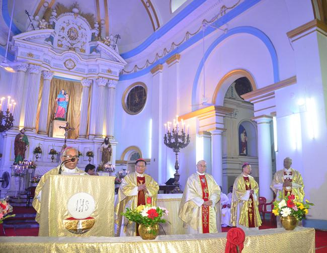 Sunday mass at The Cathedral of the Most Holy Rosary, Burrabazar, Kolkata, conducted by Apostolic Nuncio to India and Nepal, Archbishop Leopoldo Girelli, with others.