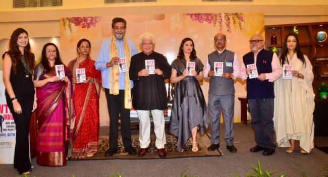 Suhel Seth along with all the guests at the book launch.