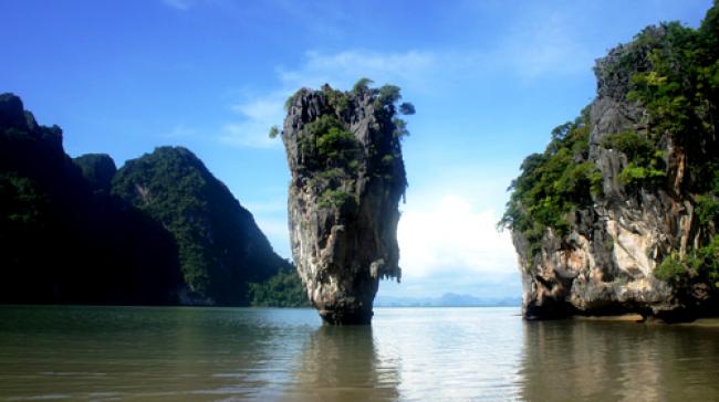 Tourists enjoy in Thailand despite curfew Tourists enjoy in Thailand despite curfew