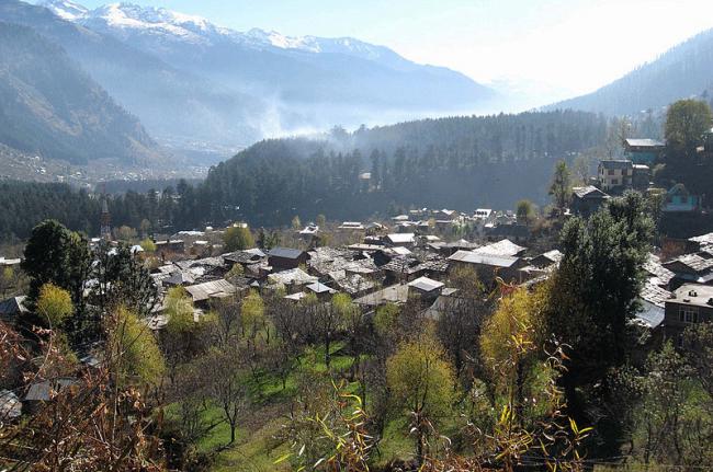 Indian police rescue stranded tourists on Leh-Manali road