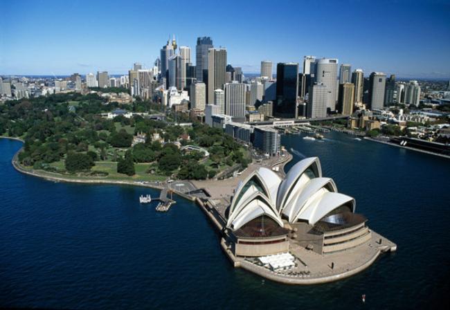 Overseas visitors to Australia hits record 7 million Overseas visitors to Australia hits record 7 million