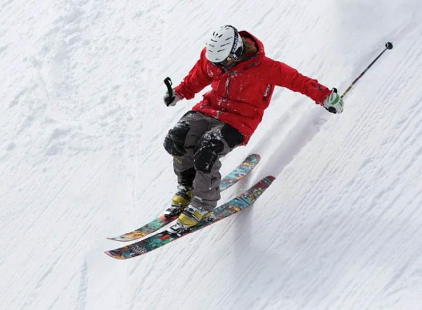 Jammu and Kashmir: Ski lovers throng Gulmarg on year's first snowfall Jammu and Kashmir: Ski lovers throng Gulmarg on year's first snowfall