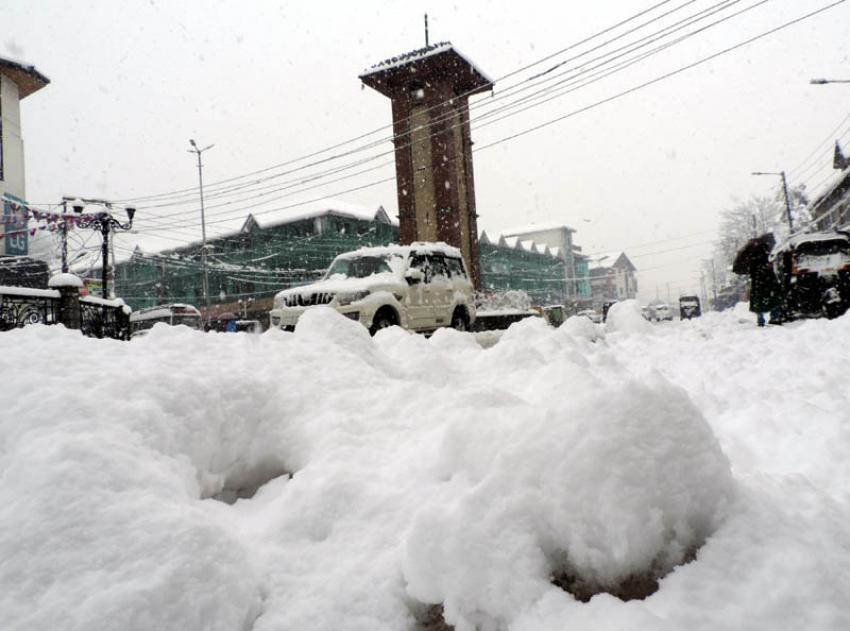 Jammu and Kashmir: Tourism department to provide free accommodation to stranded tourists Jammu and Kashmir: Tourism department to provide free accommodation to stranded tourists