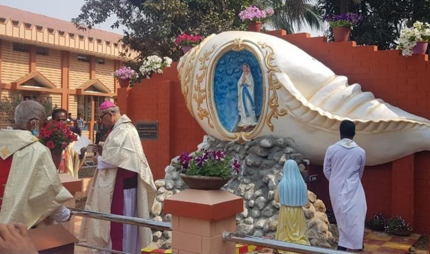 Infant Jesus Church at Santiniketan installs Stations of The Cross; draws people of all faiths