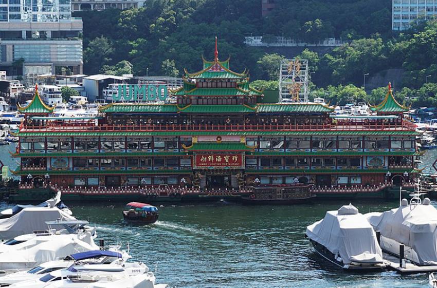 Hong Kong: Iconic floating Jumbo restaurant of Hong Kong sinks