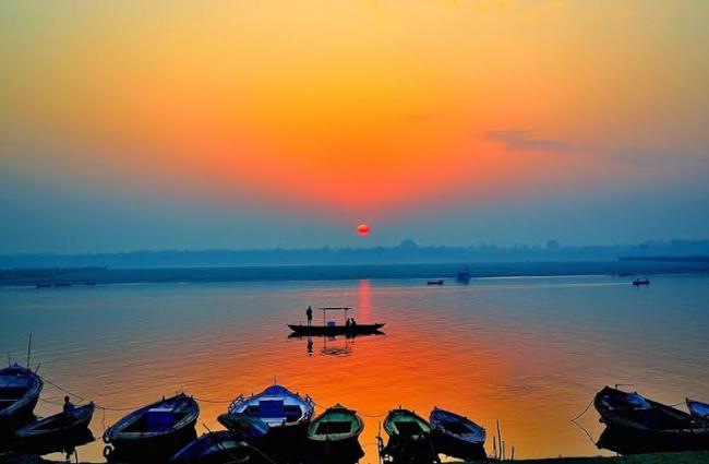 Varanasi: Aurora over the Ganges